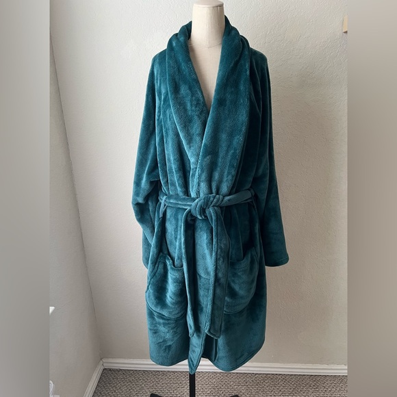 Victoria’s Secret Bling Short Cozy Robe - Picture 2 of 5